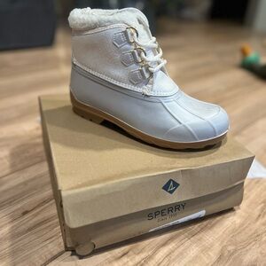 Sperry Kids Snow Boots Brand New (Fits Women size 8)